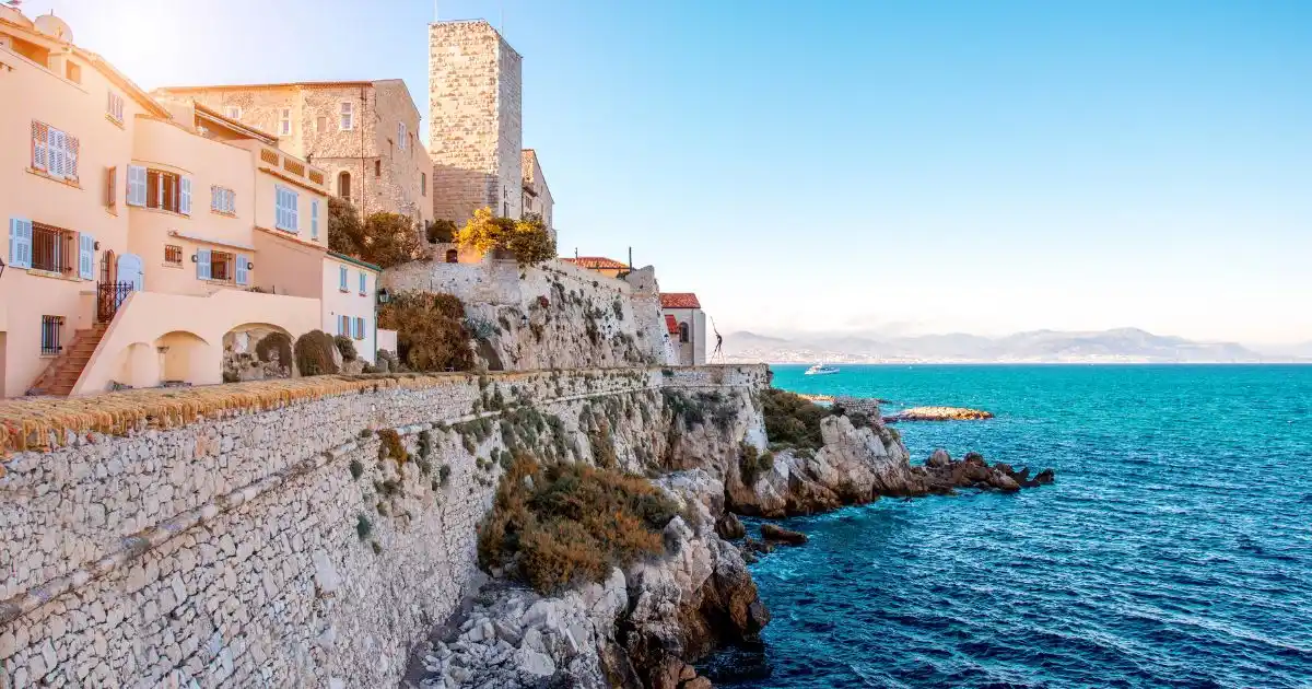 Meilleures Agences de Voyage Antibes 2026 | Guide Terrain